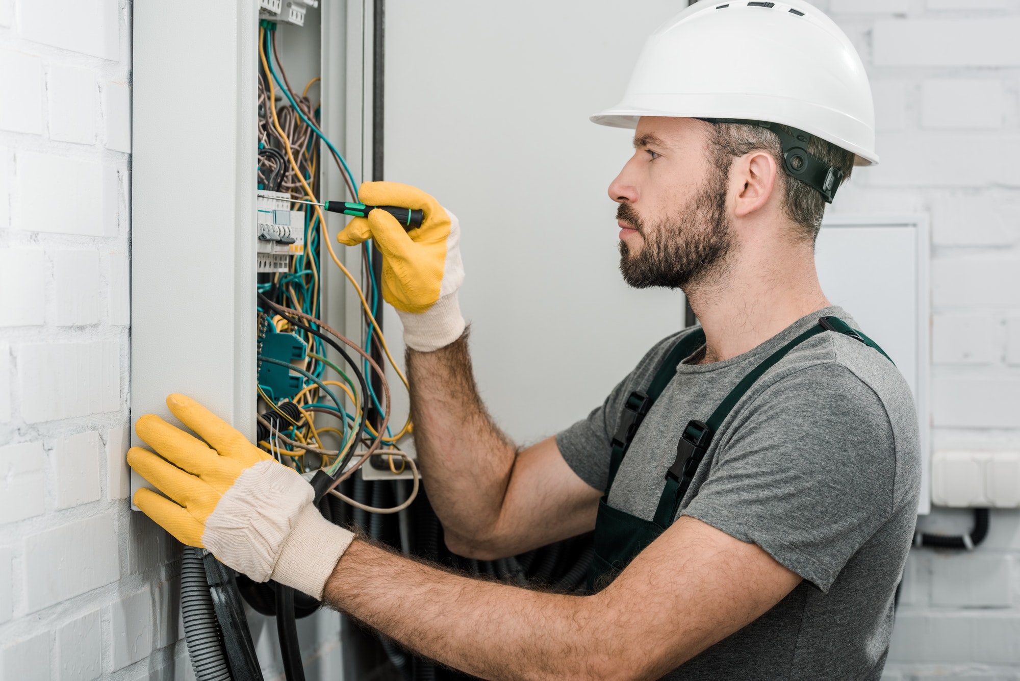 Electricista profesional trabajando en domicilio